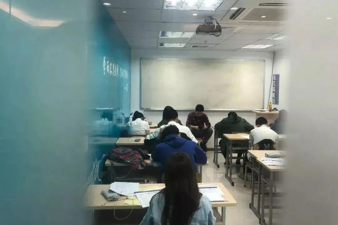 培訓(xùn)機(jī)構(gòu)外教確診,多地暫停線下教育:教培行業(yè)陷入嚴(yán)峻形勢